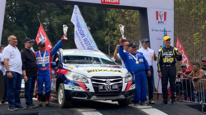 Pereli Eddy WS dan navigator, Syariful Adil tampil di Danau Toba Rally 2023.