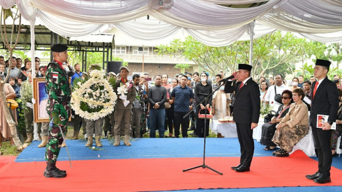 Gubernur Sumut, Edy Rahmayadi pimpin pemakaman Rudolf Pardede.