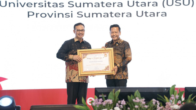 Rektor USU, Prof Dr Muryanto Amin menerima penghargaan dari BKKBN.