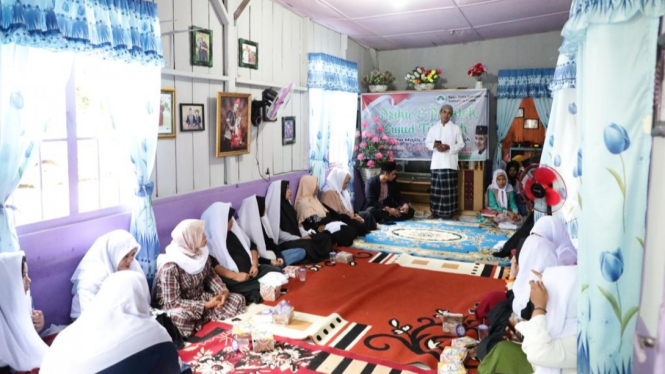 TGS Ganjar Sumut edukasi ibu-ibu tentang sujud tilawah.