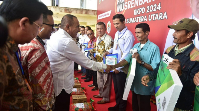 Gubernur Sumut, Edy Rahmayadi memberikan kartu peserta BPJS Ketenagakerjaan kepada Pekerja Rentan.