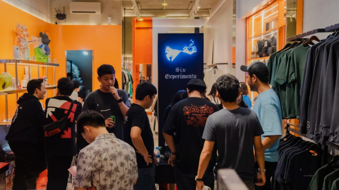 Pengunjung antusias mengunjungi Store SIX6STREET di Jalan Multatuli, Medan.
