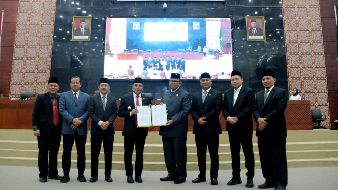 Gubernur Sumut, Edy Rahmayadi bersama DPRD Sumut menandatangani keputusan bersama Ranperda P-APBD 2023.