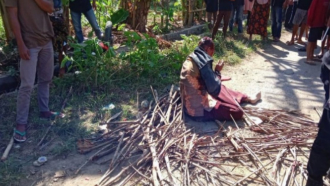 Bacaleg PDIP di Lombok Barat berinisial S (50) diamuk massa karena perkosa anak kandung.