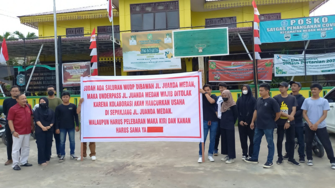 Pekerja Dalitan Coffee unjuk rasa di Kantor Camat Medan Maimun tolak rencana pembangunan underpass Jalan Juanda.