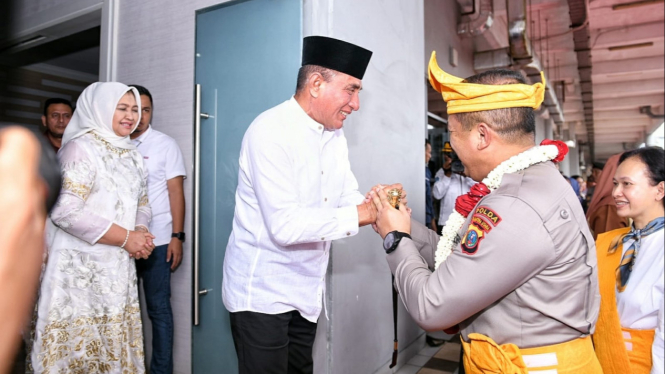 Gubernur Sumut, Edy Rahmayadi menyambut kedatangan Kapolda Sumut Irjen Pol Agung Setya Imam Effendi di Bandara Kualanamu.