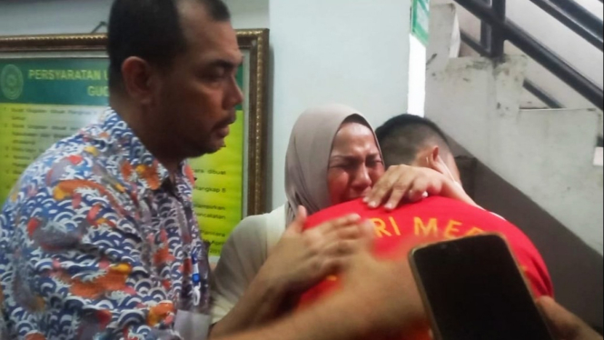 Ibu Ken Admiral peluk Aditya Hasibuan di PN Medan.