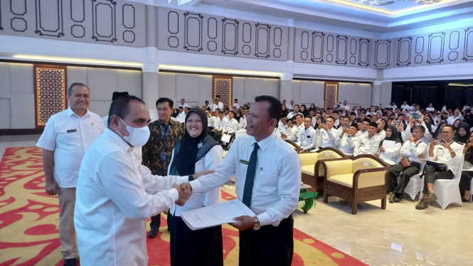 Gubernur Sumut, Edy Rahmayadi menyerahkan SK P3K kepada 891 guru.