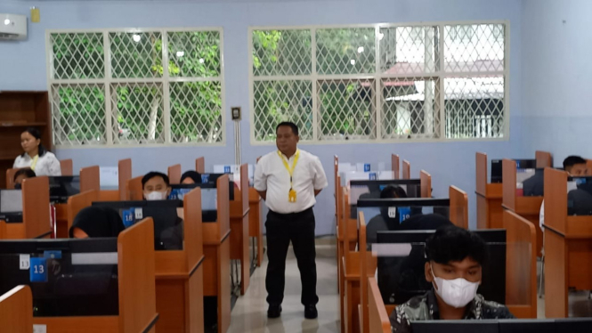 Rektor Unimed Prof Dr Syamsul Gultom meninjau pelaksanaan UTBK SM-Unimed.