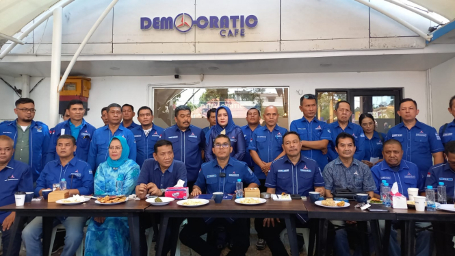 Ketua DPD Demokrat Sumut, M Lokot Nasution bersama jajaran pengurus.