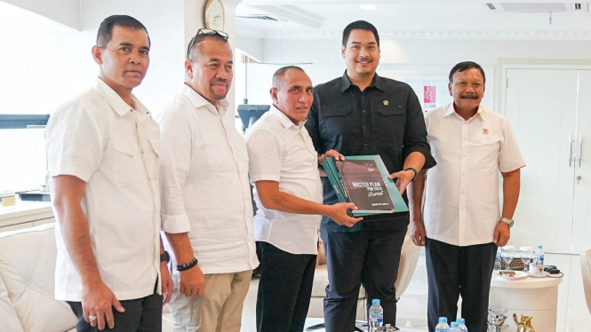 Gubernur Sumut, Edy Rahmayadi menyerahkan master plan perencanaan PON 2024 wilayah Sumut kepada Menpora RI, Dito Ariotedjo.