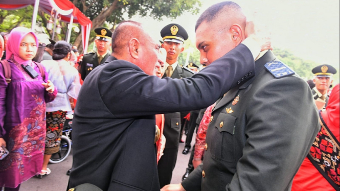 Momen Gubernur Sumut Edy Rahmayadi hadiri pelantikan anaknya Gilang Prasetya Rahmayadi jadi perwira TNI.