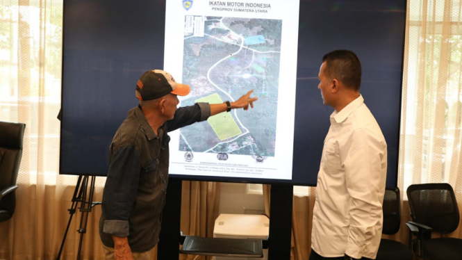 Ijeck melihat peta jalur lintasan yang dipersiapkan untuk APRC Danau Toba 2023.