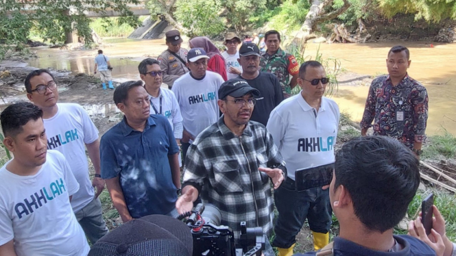 Staf Khusus Menteri BUMN, Arya Sinulingga bersama Pimpinan PT Pegadaian Kanwil Itu Medan, Arief Rinardi Sunardi pimpin giat bersih sampah di bantaran Sungai Deli.
