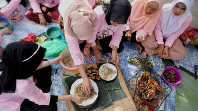 Srikandi Ganjar ajak generasi muda Simalungun lestarikan makanan adat Dayok Nabinatur.