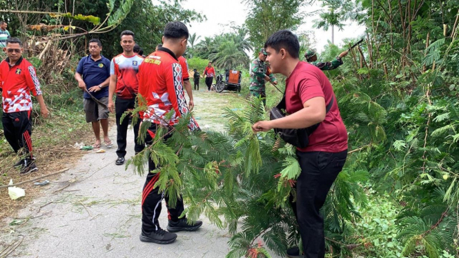 Lapas Narkotika Pematangsiantar bergotong royong bersama TNI dan masyarakat.