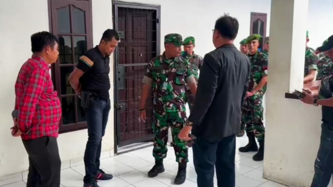 Puluhan anggota TNI mendatangi Mapolrestabes Medan.