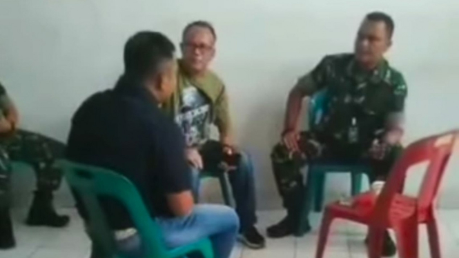 Perdebatan Kasat Reskrim Polrestabes Medan (hitam) dengan Perwira TNI yang meminta penahanan tersangka pemalsuan surat keterangan tanah ditangguhkan.