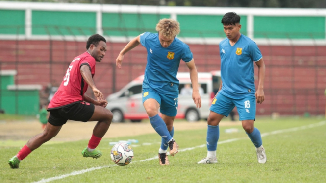 Pemain Sada Sumut FC saat melawan PSDS Deli Serdang.