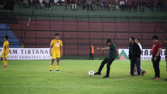Gubernur Sumut melakukan tendangan perdana tanda pembukaan turnamen Edy Rahmayadi Cup 2023.