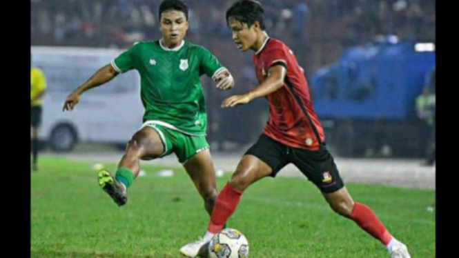 Pemain Sada Sumut (merah) dikawal pemain PSMS (hijau).