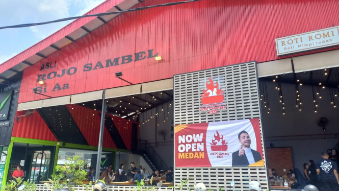 Raffi Ahmad buka Outlet Asli Rojo Sambal Si Aa di Medan.