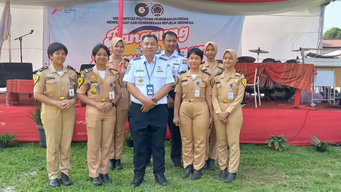 Direktur Poltekbang Medan Sukarwoto (tengah) bersama taruni-taruni berprestasi.