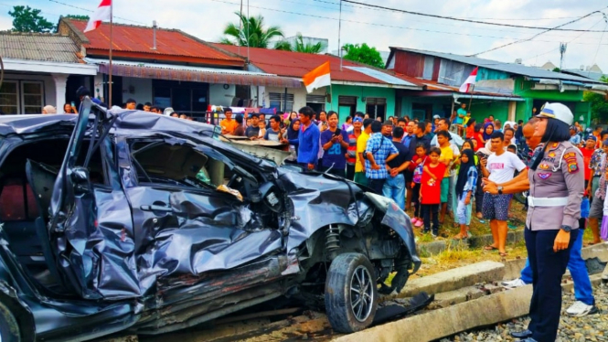 Kondisi mobil Toyota Calya ringsek usai tabrakan dengan kereta api di perlintasan Kota Tebingtinggi.