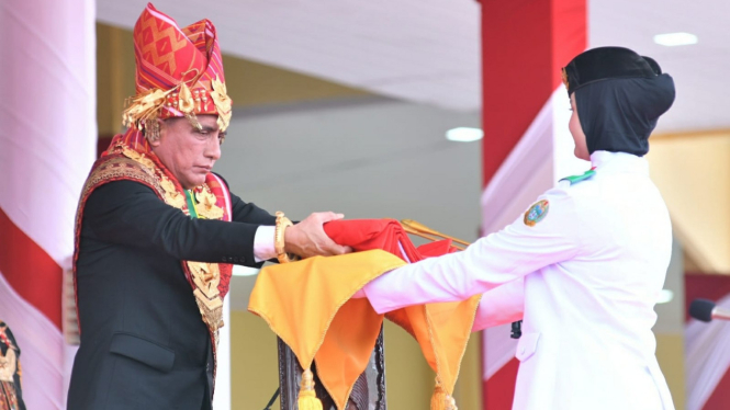Gubernur Sumut, Edy Rahmayadi pakai baju adat Karo saat upacara HUT Kemerdekaan RI ke-78.