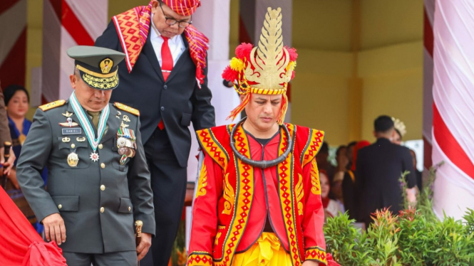 Wagub Sumut, Musa Rajekshah kenakan pakaian adat Nias Selatan saat upacara HUT Kemerdekaan RI ke-78.