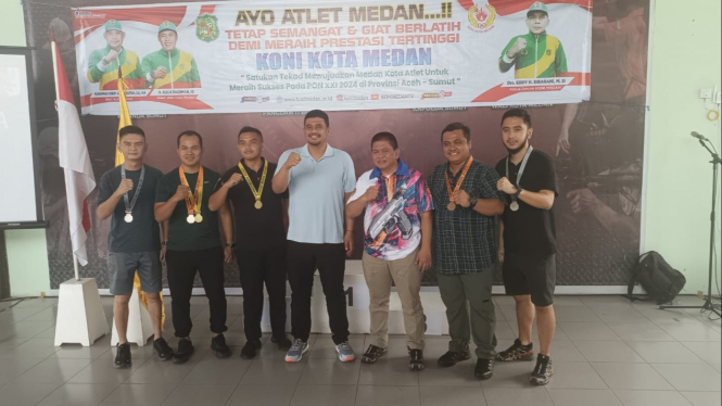 Wali Kota Medan, Bobby Nasution bersama para juara menembak Porkot Medan 2023.
