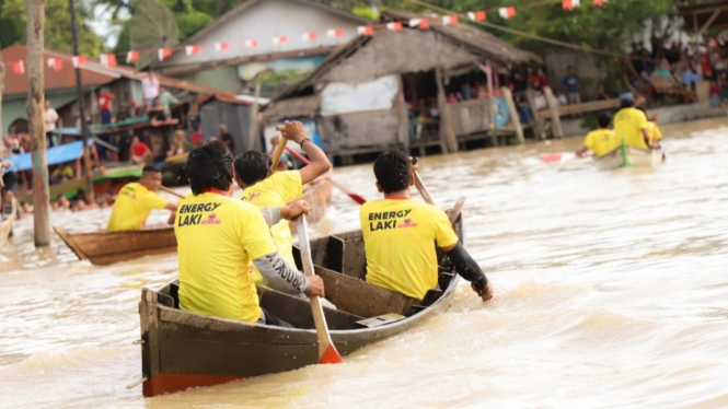 Perlombaan dayung sampan tradisional di sungai Desa Paluh Dibaji, Kecamatan Pantai Labu, Deliserdang.