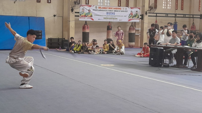 Penampilan atlet Wushu di Porkot Medan 2023.