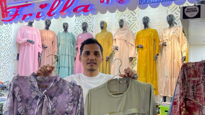 Pemilik merek dagang Frilla menunjukkan koleksi pakaian.