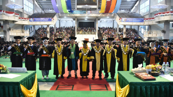 Rektor UNIMED, Prof Syamsul Gultom pimpin wisuda 1.377 lulus.