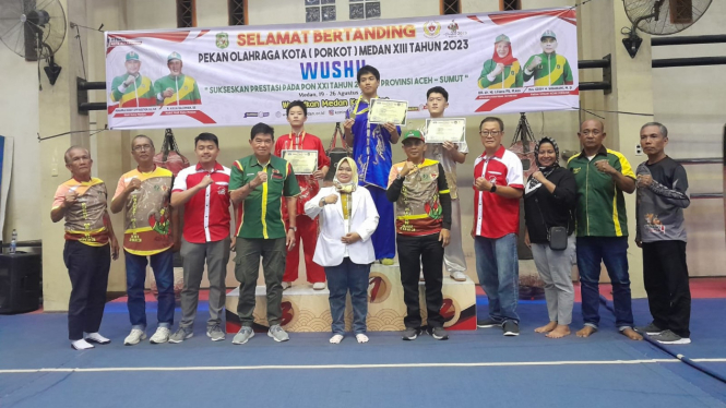 Ketua KONI Medan dan pengurus WI bersama juara cabor Wushu Porkot Medan 2023.