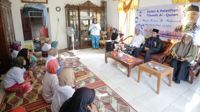 Tuan Guru Ganjar latih ibu-ibu warga Tapsel cara tilawah Alquran.