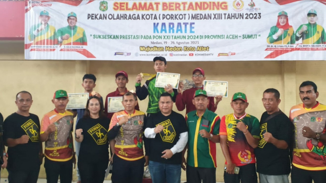 Ketua KONI Medan dan pengurus Forki Medan bersama juara karate Porkot Medan.