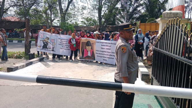 Masyarakat Desa Besilam BL unjuk rasa di depan Kantor PN Stabat tuntut jaksa dan hakim profesional kasus penembakan eks anggota DPRD Langkat, Paino.