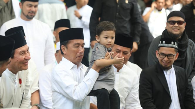 Momen Presiden RI, Jokowi dengan cucu Wagub Sumut, Musa Rajekshah, Ziroun.