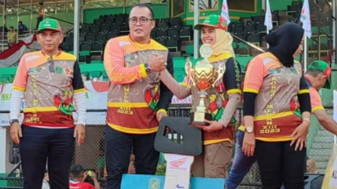 Wakil Wali Kota Medan, Aulia Rachman menyerahkan piala umum juara Porkot Medan 2023.