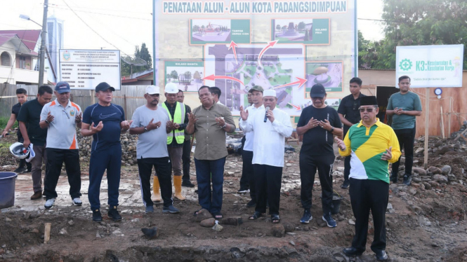 Gubernur Sumut, Edy Rahmayadi saat peletakan batu pertama pembangunan penataan alun-alun Kota Padangsidimpuan.