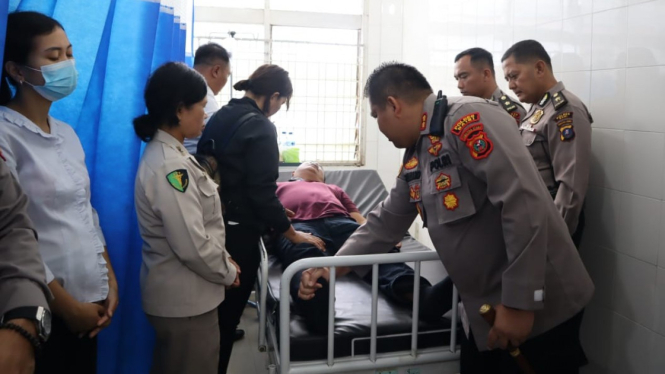 Kapolres Dairi, AKBP Reinhard H Nainggolan menjenguk anggotanya di rumah sakit buntut hukuman darinya.