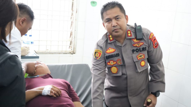 Kapolres Dairi, AKBP Reinhard H Nainggolan menjenguk anggotanya di rumah sakit pasca dihukum disiplin