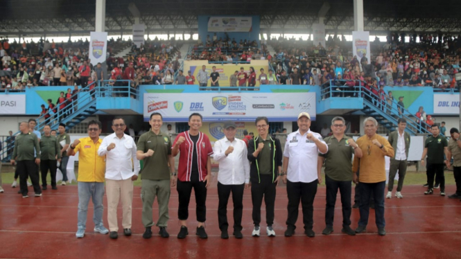 Gubernur Sumut Edy Rahmayadi bersama Energen Champion SAC Indonesia 2023 di Stadion Unimed.