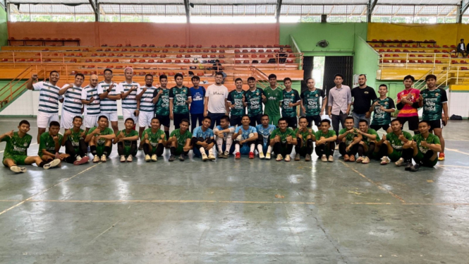Tim PON Futsal Sumut bersama tim SDR Binjai.