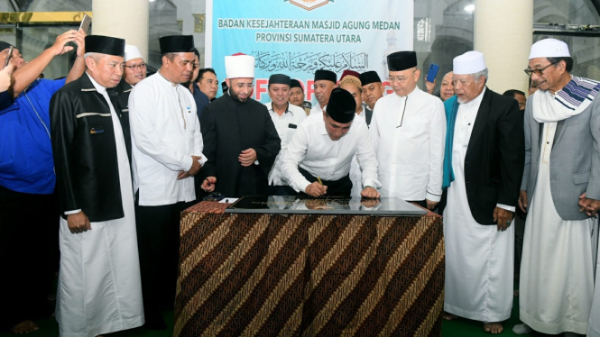 Gubernur Sumut, Edy Rahmayadi menandatangani prasasti Gedung Masjid Agung Medan.