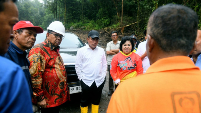 Edy Rahmayadi saat menjabat sebagai Gubernur Sumut, bersama Ketua DPRD Sumut, Baskami Ginting dan Bupati Karo, Cory Sebayang meninjau proses pembangunan jalan alternatif Medan - Berastagi.