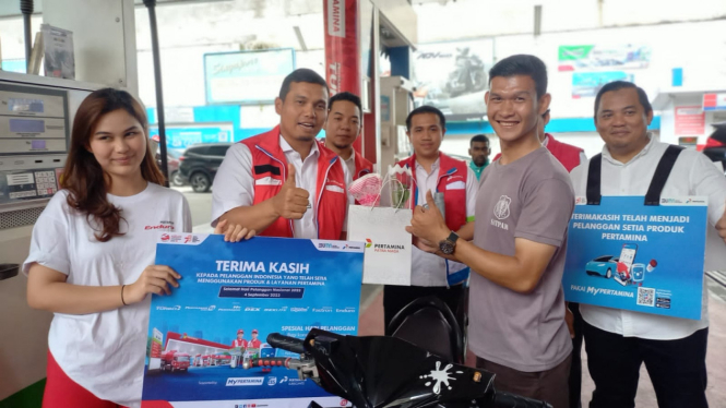 Executive GM Pertamina Sumbagut, Freddy Anwar memberikan handphone dan bingkisan kepada konsumen dalam rangka Hari Pelanggan Nasional.