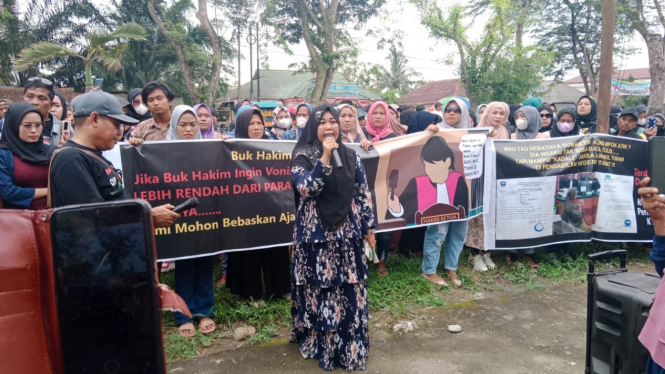 Masyarakat Desa Besilam Bukit Lembasa Kecamatan Wampu Kabupaten Langkat unjuk rasa di depan PN Stabat.